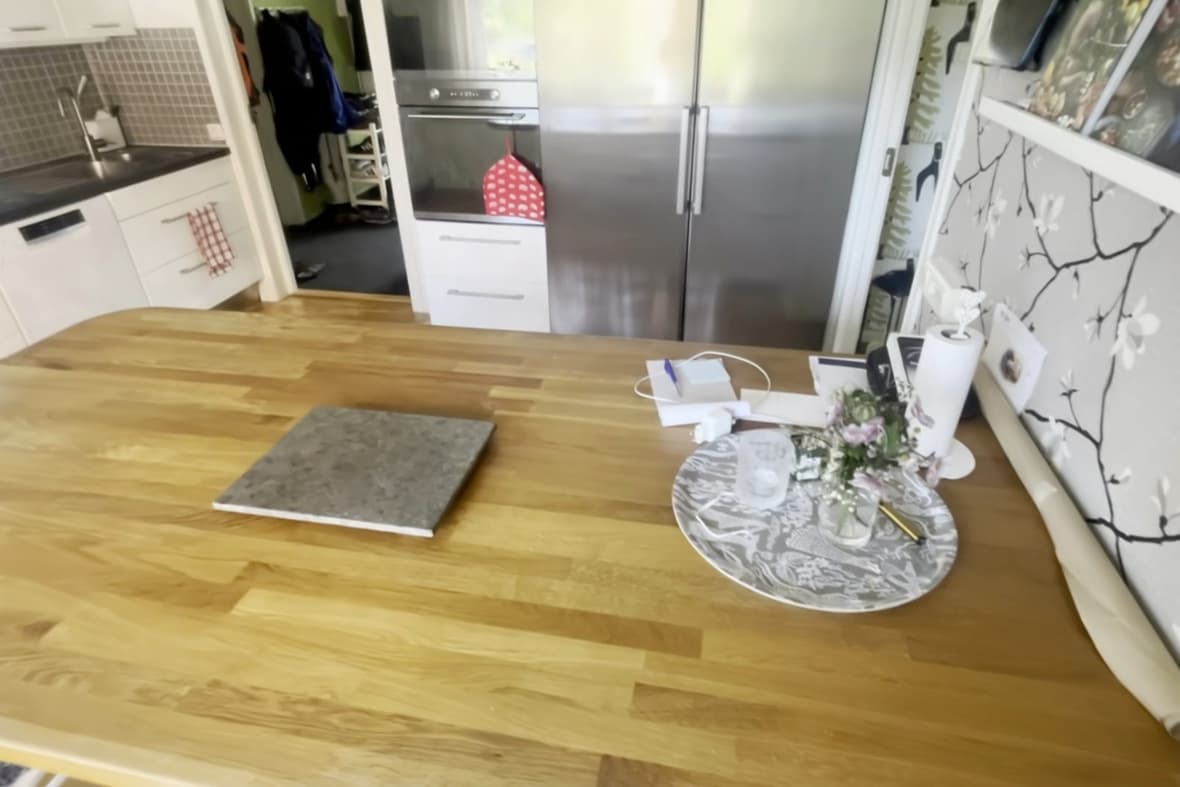 Interaktiv 3D-visning av ett riktigt kök, rekonstruerat ur en mobilfilm